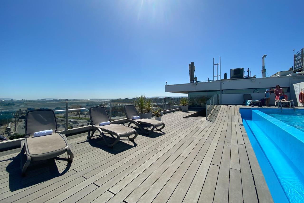 Wyndham Concepcion Pettra Hotell Eksteriør bilde Rooftop pool at the hotel