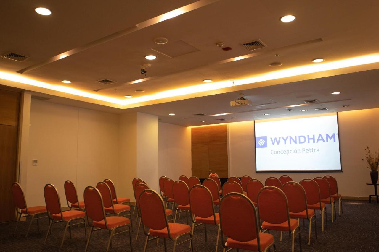 Wyndham Concepcion Pettra Hotell Eksteriør bilde A meeting room at the hotel