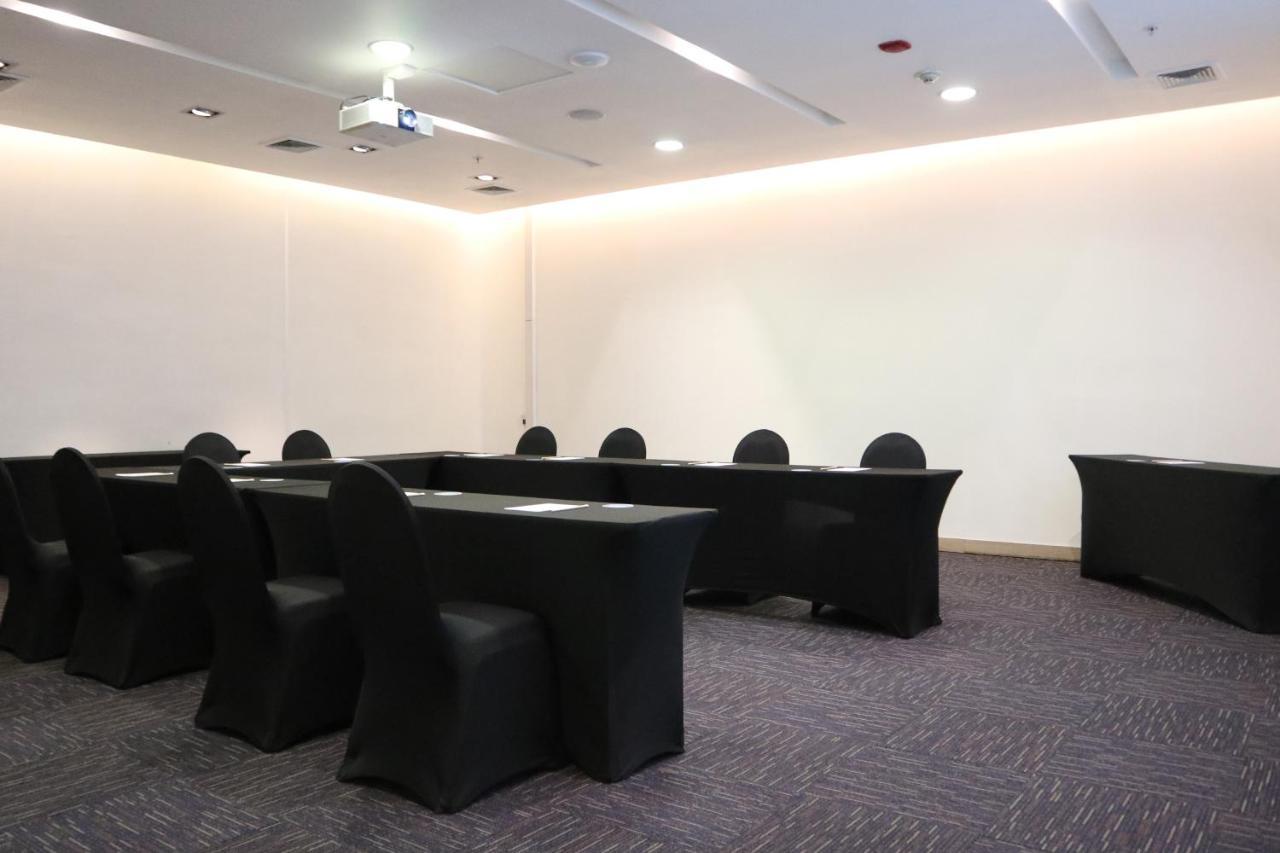 Wyndham Concepcion Pettra Hotell Eksteriør bilde A meeting room at the hotel
