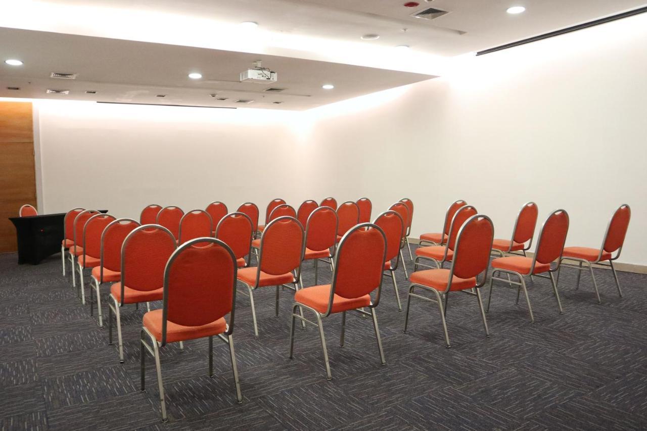 Wyndham Concepcion Pettra Hotell Eksteriør bilde A typical meeting room