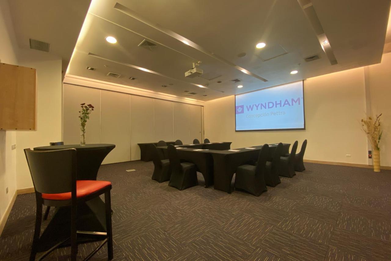 Wyndham Concepcion Pettra Hotell Eksteriør bilde The boardroom at the Wyndham office in Singapore