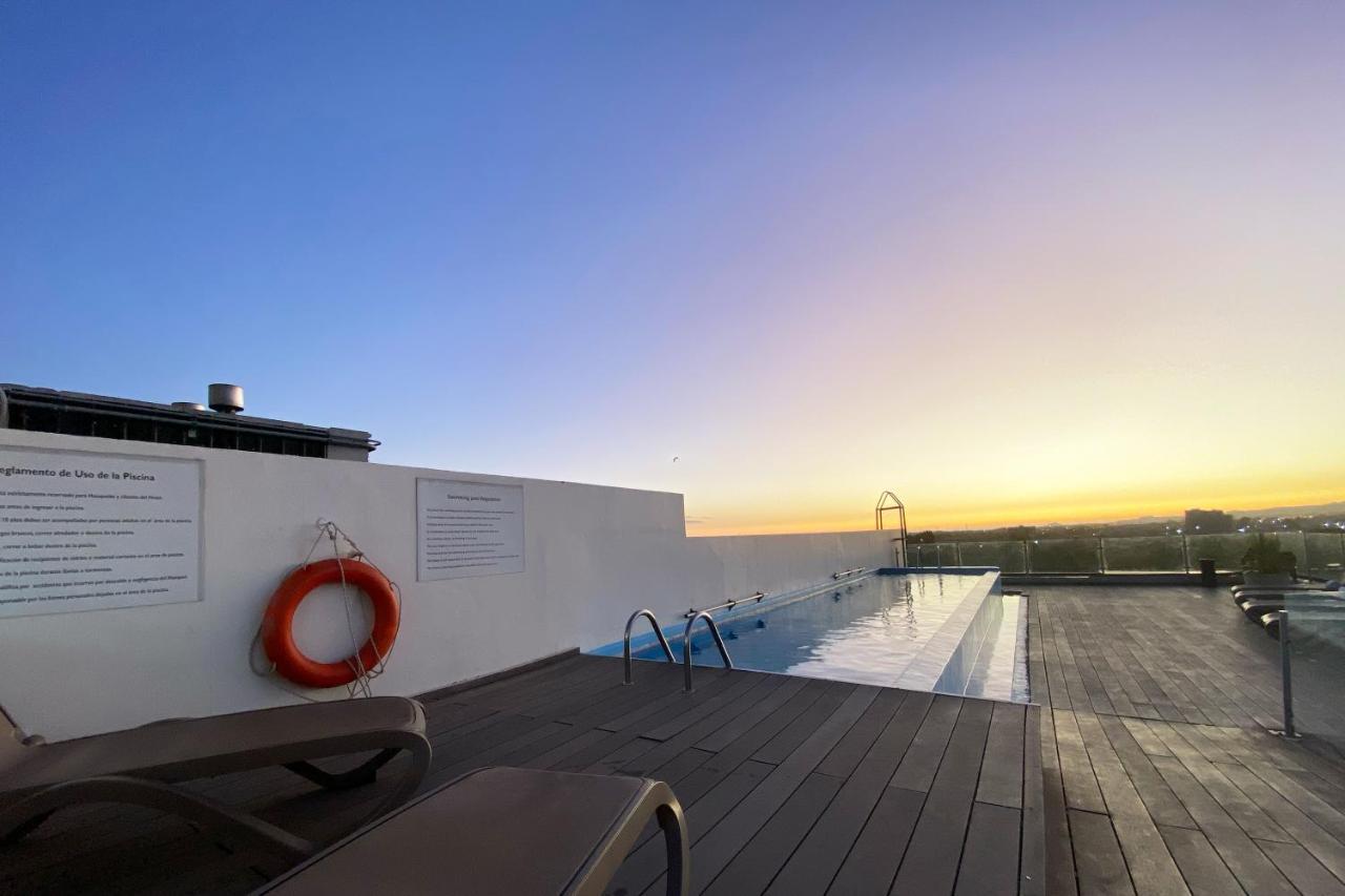 Wyndham Concepcion Pettra Hotell Eksteriør bilde Rooftop pool at the hotel
