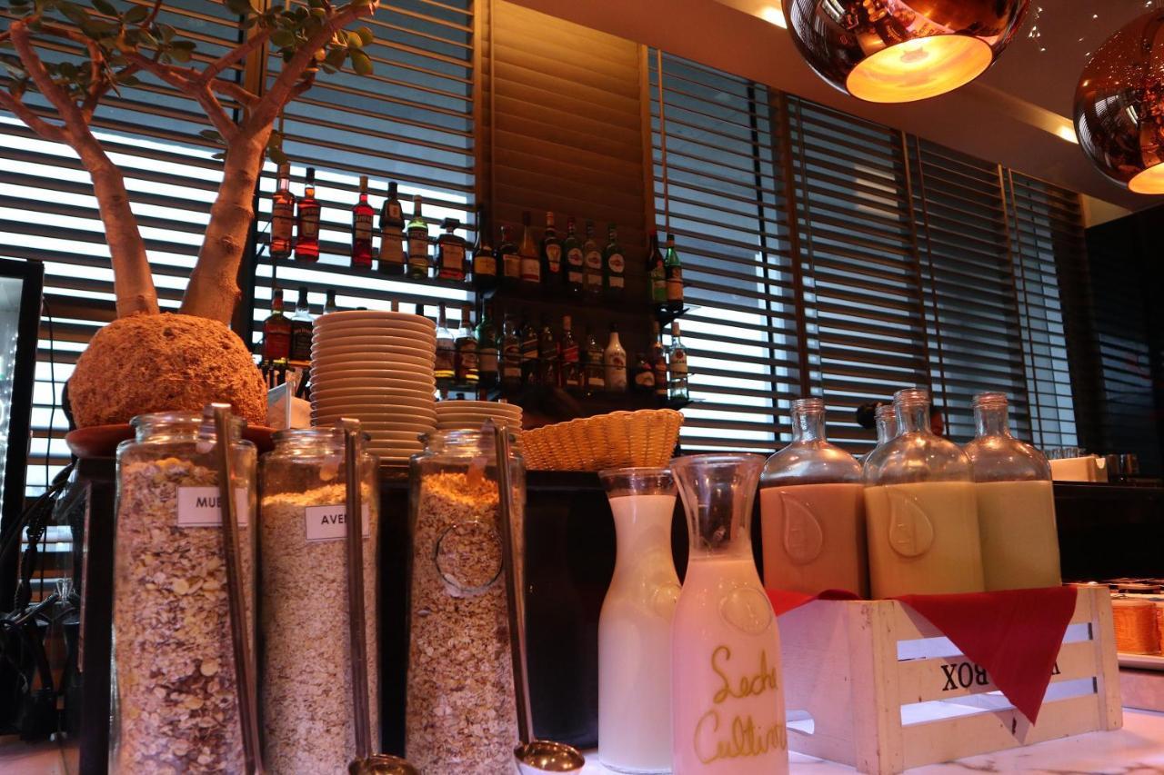 Wyndham Concepcion Pettra Hotell Eksteriør bilde A bar in a restaurant