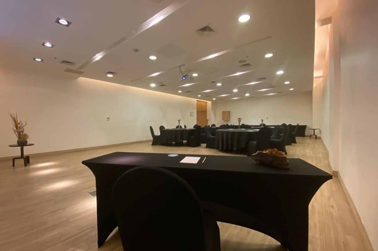 Wyndham Concepcion Pettra Hotell Eksteriør bilde The interior of the meeting room