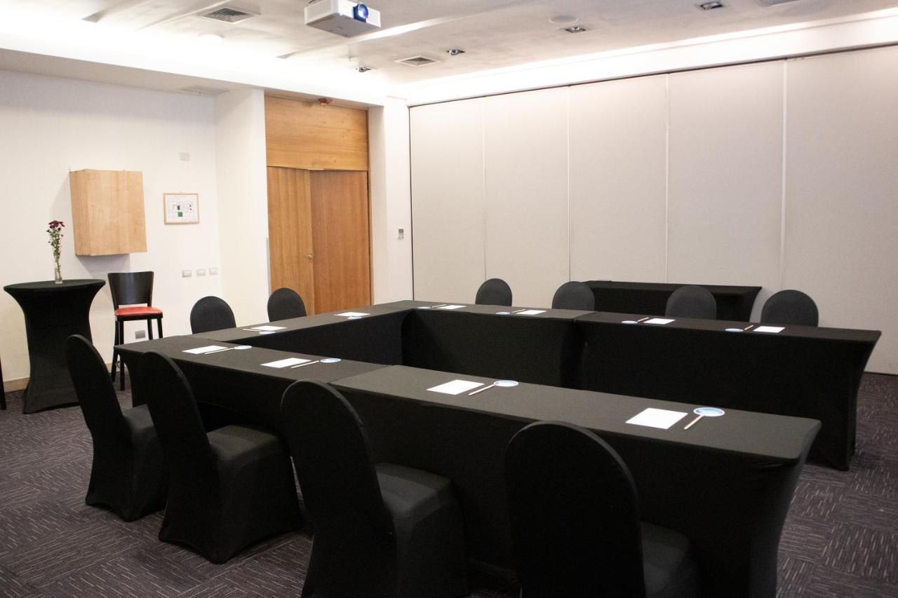 Wyndham Concepcion Pettra Hotell Eksteriør bilde A meeting room at the hotel