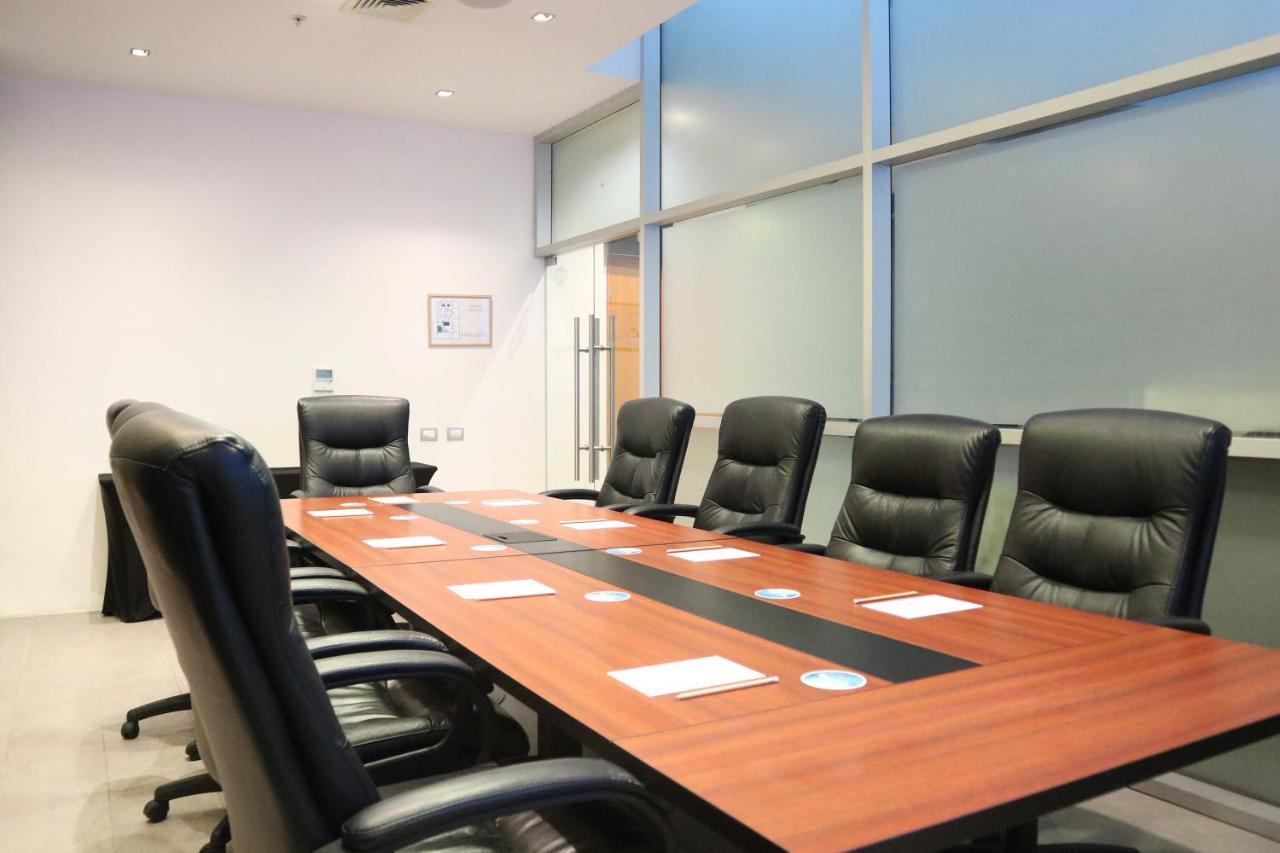 Wyndham Concepcion Pettra Hotell Eksteriør bilde A conference room