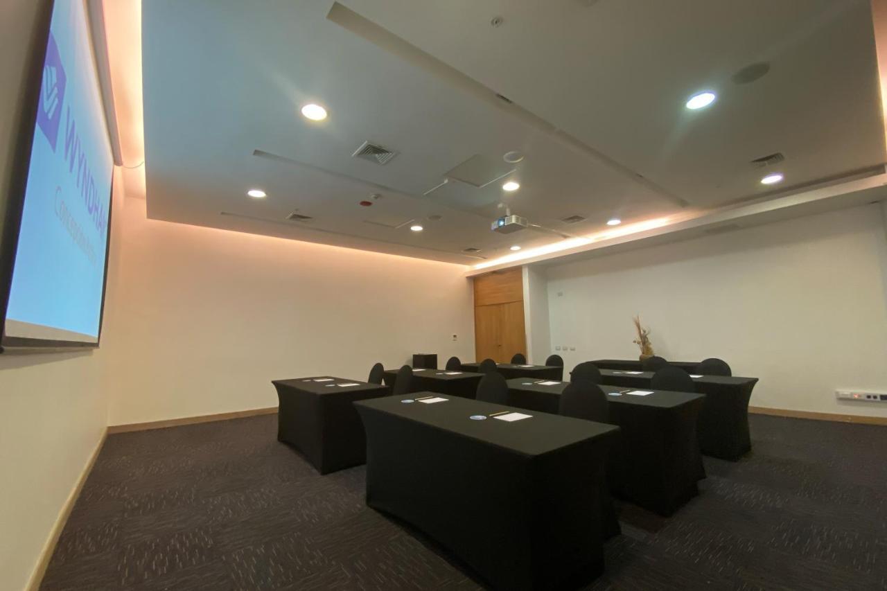 Wyndham Concepcion Pettra Hotell Eksteriør bilde A meeting room at the National University of Singapore