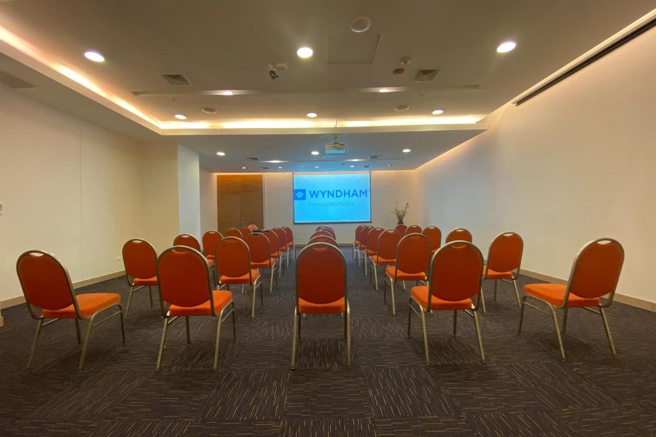 Wyndham Concepcion Pettra Hotell Eksteriør bilde Meeting room at Wyndham Garden, Bangkok