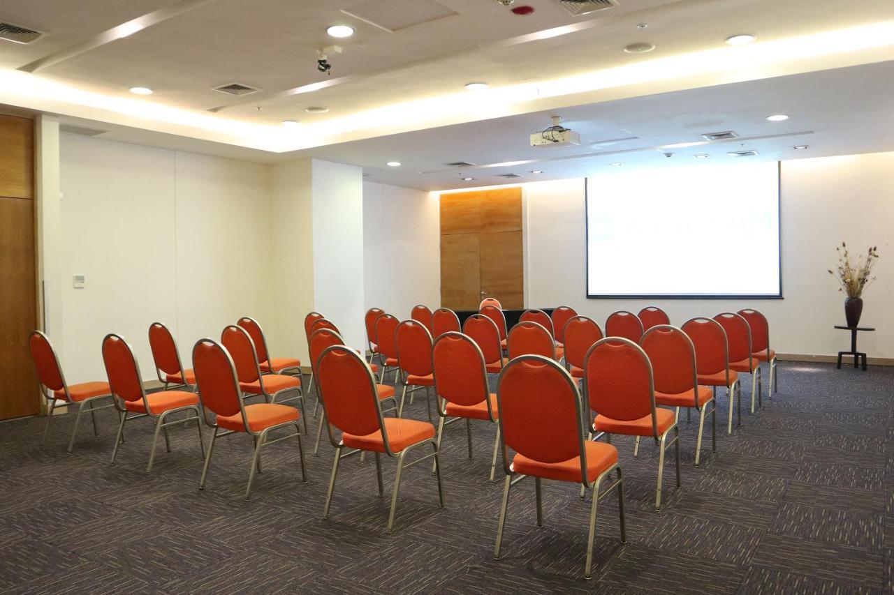 Wyndham Concepcion Pettra Hotell Eksteriør bilde A typical meeting room
