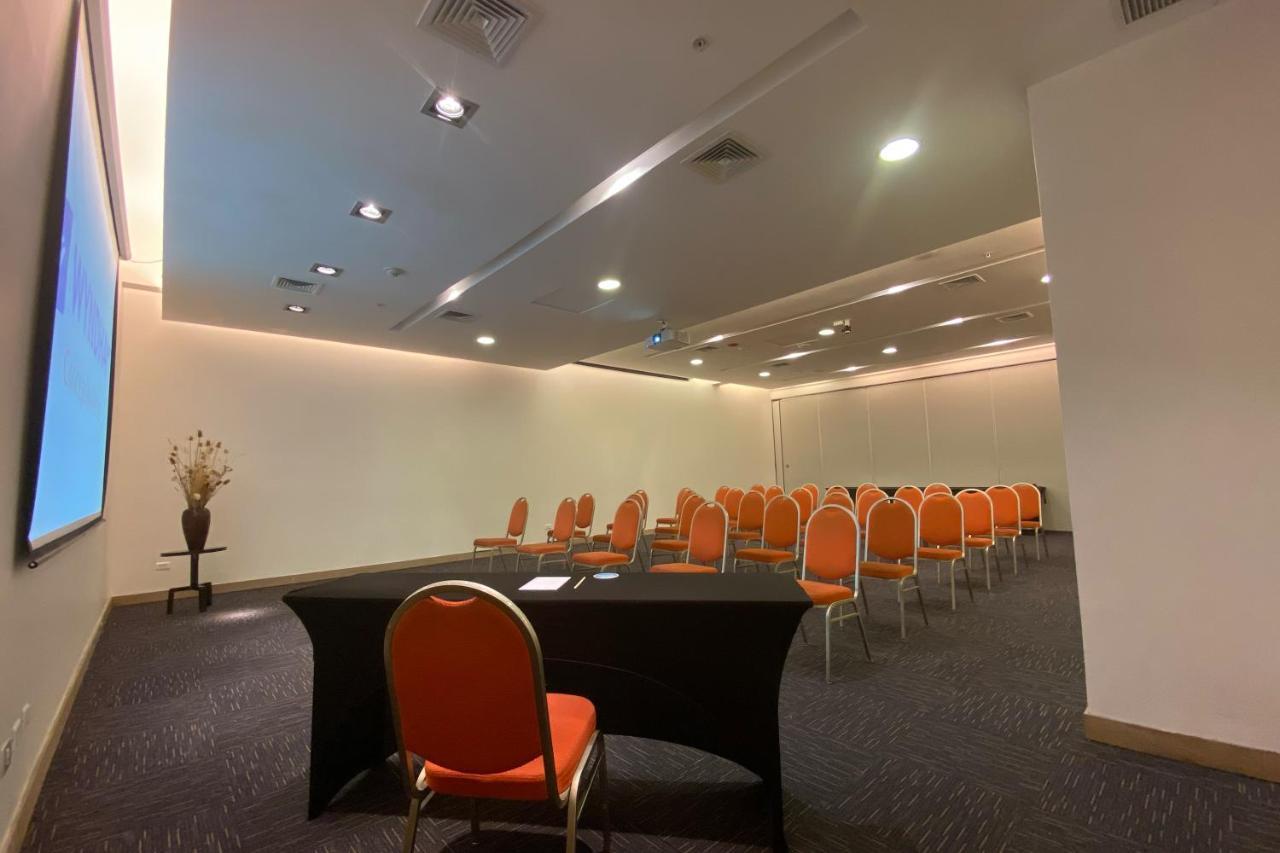 Wyndham Concepcion Pettra Hotell Eksteriør bilde A meeting room at the hotel